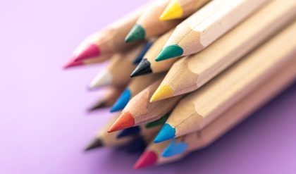 Asamblarea de pixuri la domiciliu poate fi una din ocupațiile ce pot aduce bani în buzunarul dumneavoastră, muncind direct de la domiciliu, fără a fi nevoie să urmați un program strict de muncă! Prin asamblarea de pixuri la domiciliu puteți câștiga sume importante de bani mărindu-vă astfel bugetele lunare. Un lucru foarte util la asamblarea de pixuri la domiciliu, este faptul că nu trebuie să ai un program strict de lucru și că poți face asamblarea ori de câte ori ai chef, timp, sau nevoie de bani. Asamblarea de pixuri constă în faptul că dumneavoastră trebuie să puneți cap la cap un pix, în funcție de culoarea pe care acesta o va oferi consumatorului final! Spre exemplu acest proces de asamblare necesită sortarea pe culori ca carcasei pixului dar și a minei care va fi folosită. Pixurile asamblate pot fi și multicolore, iar în acest caz trebuies pregătite minele infunctie de culorile care sunt cerute, pentru fiecare model de pix în parte. Pe acest blog puteti gasi o multime de alte idei despre cum puteti castiga bani de acasa. Incercam sa postam cat mai multe solutii prin care sa va majorati veniturile. Blogul nostru isi doreste sa adune cat mai multe sfaturi valoroase. Acceptam si sugestii de alte modalitati de a castiga bani in sectiunea de comentarii.