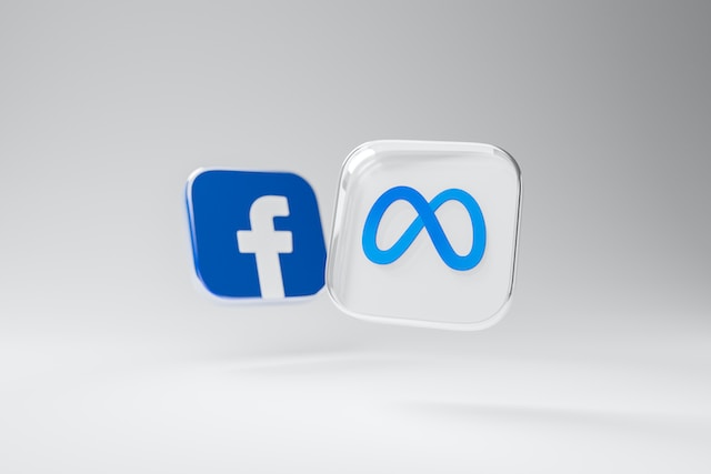 Facebook tot mai jos?