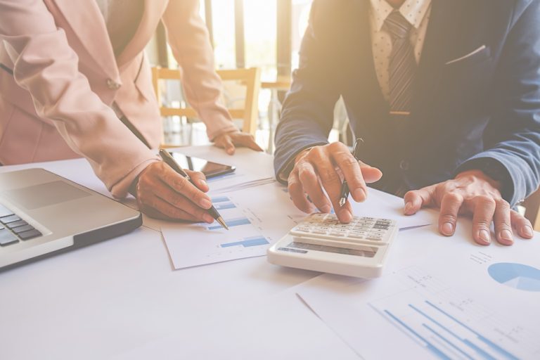 5 sfaturi pentru a economisi bani și a investi inteligent
