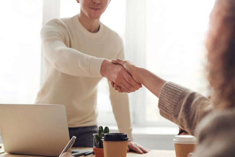 Cum să îți găsești un job part-time sau un internship