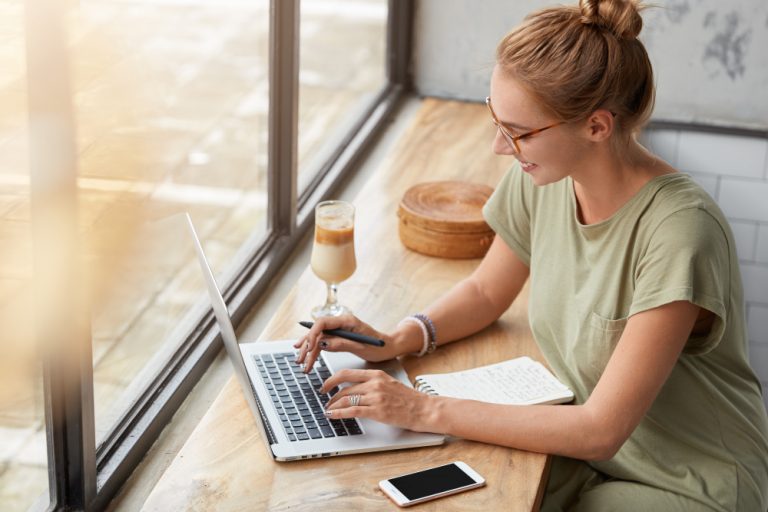 Cum să începi un blog de succes în 2023 și ce nișă să alegi
