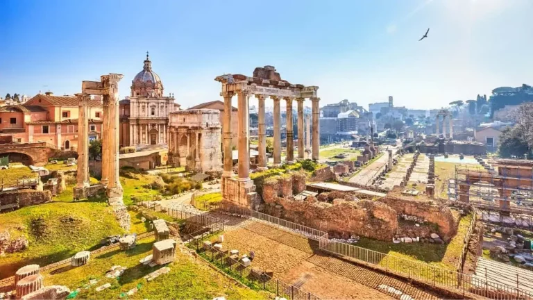 Forumul Roman: Ce este, cum s-a dezvoltat și ce rol avea acest centru civic, politic și religios din Roma antică