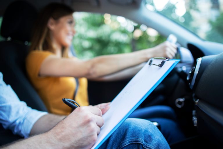 Cum să te pregătești pentru examenul auto