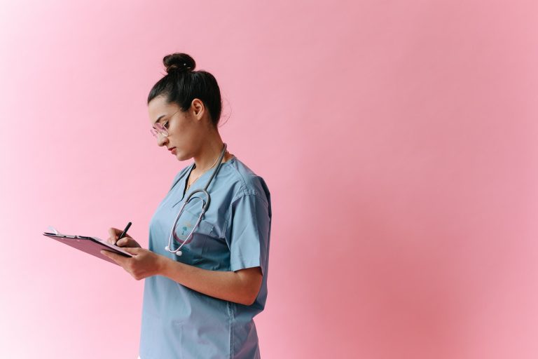 Cum se aleg uniformele medicale și ce importanță au