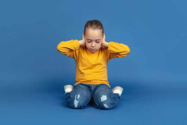 Autism: Ce este, cum se manifestă și cum se tratează această tulburare de dezvoltare care afectează comunicarea și comportamentul