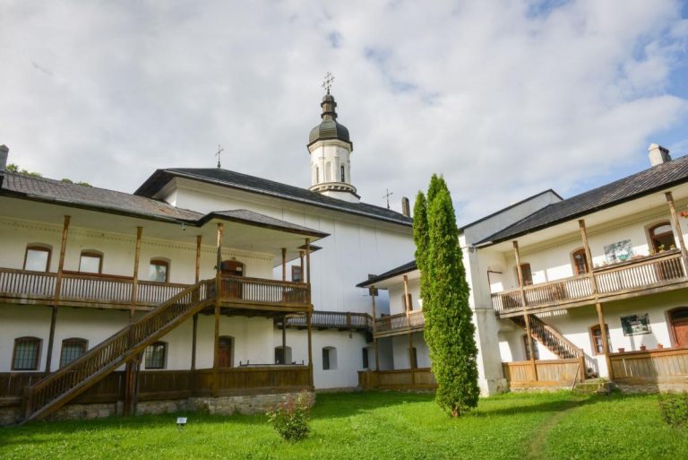 Mănăstirea Secu: cum să cunoști istoria și legendele unei mănăstiri fortificate și vechi