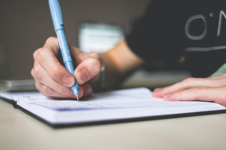 Cum să scrii articole de blog captivante și relevante