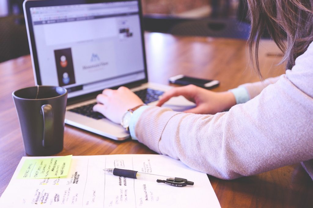 Cum să îți faci un website profesional, rapid și ieftin