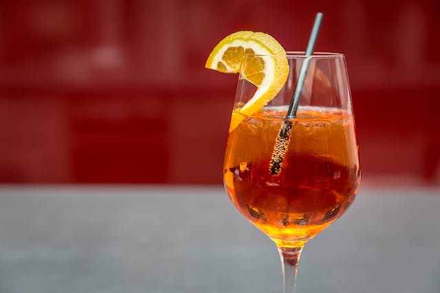 Bucuria verii: Cocktail-uri însorite cu gin