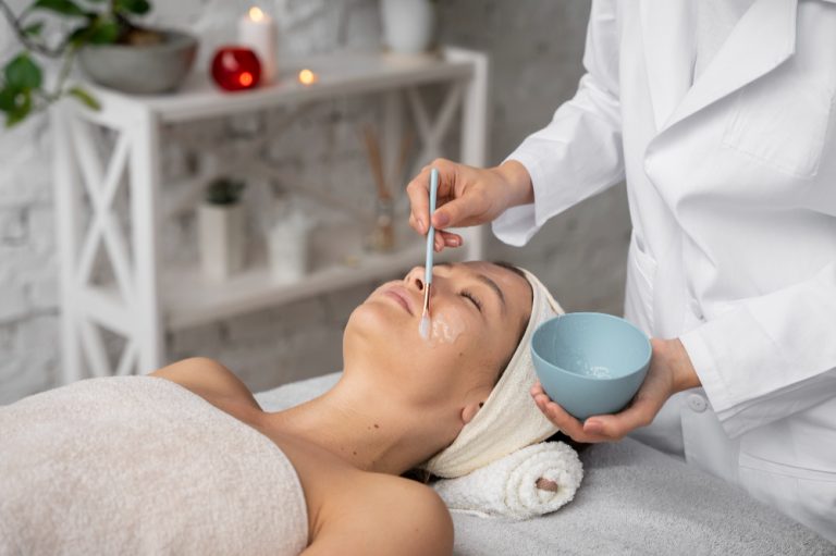 Exfoliantul pentru față: Primul pas către o piele curată și întinerită