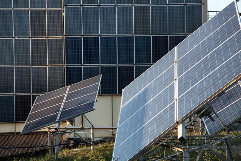 Panouri solare și fotovoltaice: diferențe și beneficii