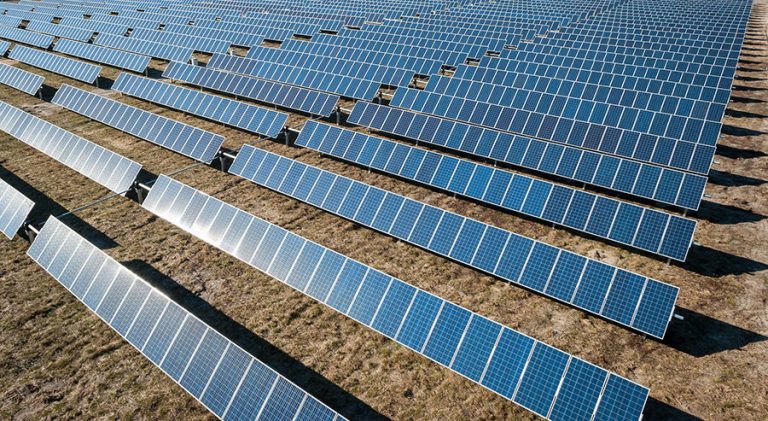 Cum funcționează un invertor solar? Un ghid detaliat pentru începători