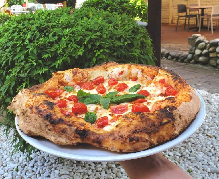 Vrei să mănânci o pizza delicioasă în Cluj-Napoca? Comandă de la Pizzeria Napoli Centrale!