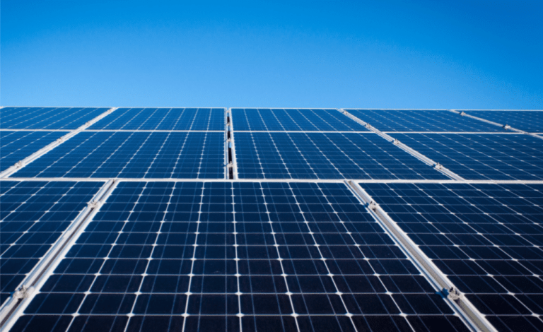 Eficiența energetică a panourilor solare: Ce factori influențează performanța