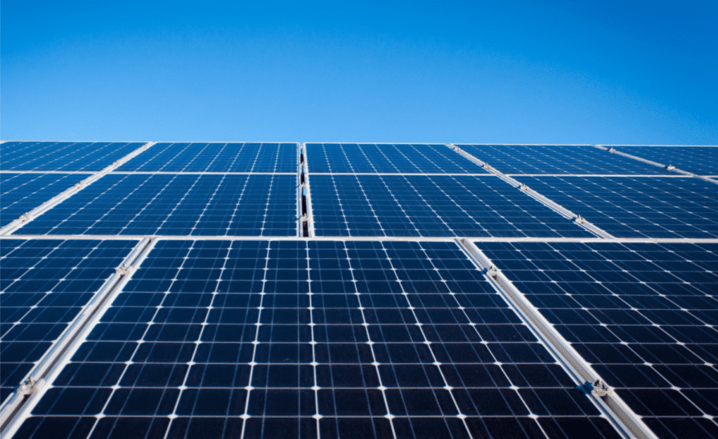 Eficiența energetică a panourilor solare: Ce factori influențează performanța