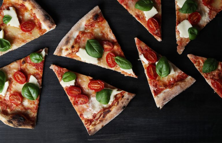 Istoria pizzei: De la originile sale în Napoli la succesul global