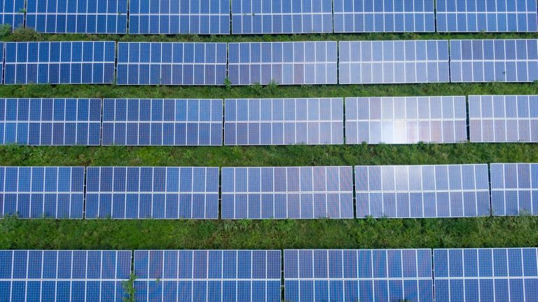 Panouri solare vs. panouri fotovoltaice: Care este diferența?