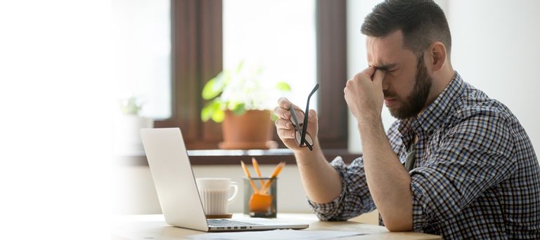 De ce mă dor ochii după ce stau la calculator? Sfaturi pentru sănătatea vizuală