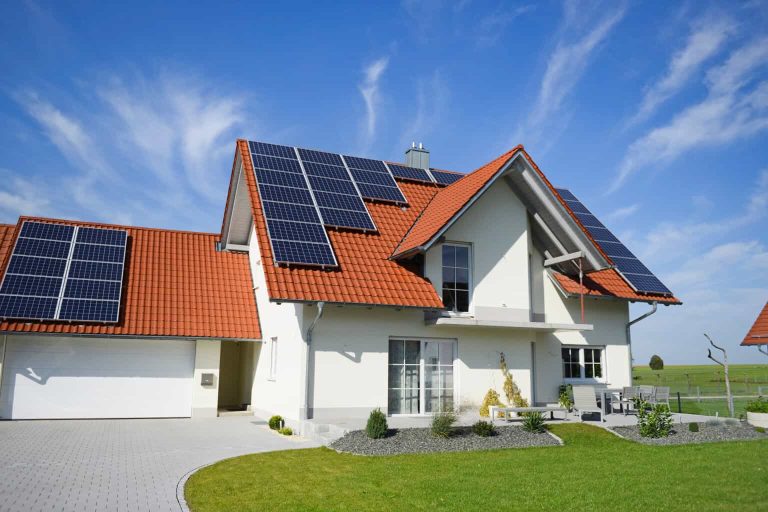 Economii reale: Cât de mult poți reduce factura de energie cu panouri solare