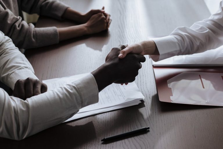 Cum să negociezi termenii unui contract de franciză