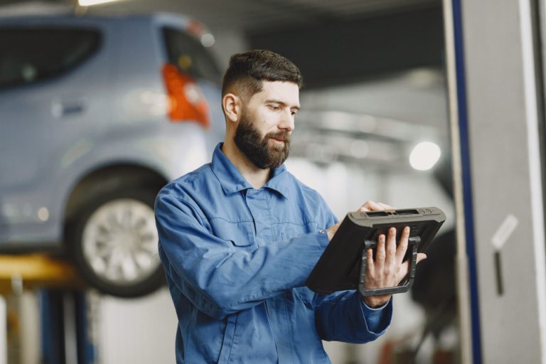 Verificarea istoricului RAR: Ce riscuri eviți înainte să semnezi contractul auto?