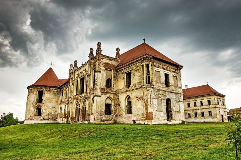 Istoria fascinantă a Castelului Bánffy, gazda festivalului Electric Castle