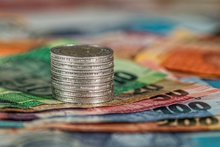 De ce e important să îți plătești datoriile înainte să începi să economisești