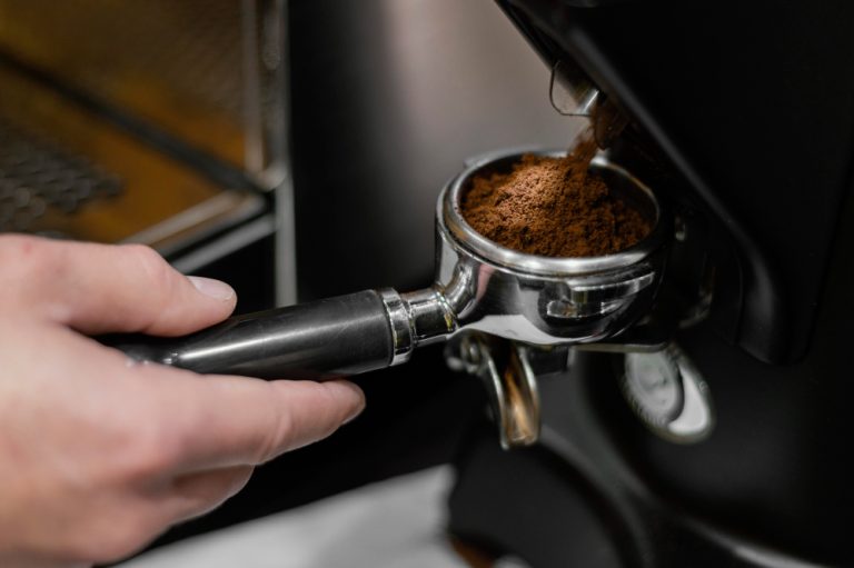 Cum influențează presiunea și temperatura gustul cafelei la un espressor manual