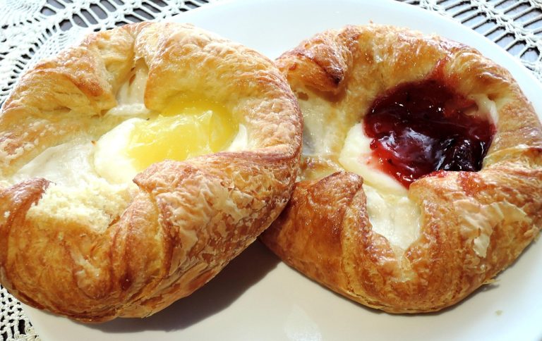 Rețetă de papanași prăjiți cu smântână și dulceață