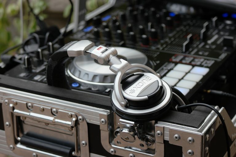 Ce este un DJ de nuntă și cum diferă de o formație live