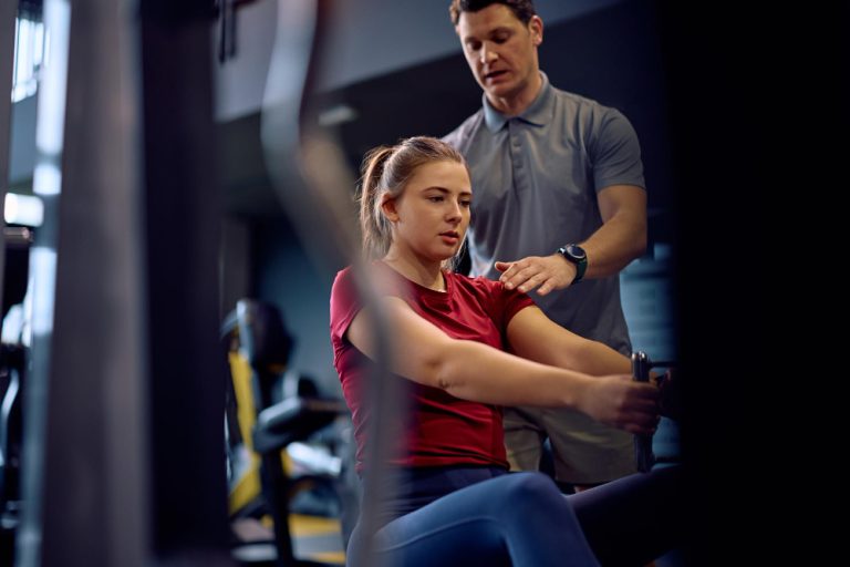 Ce diferențe apar între antrenamentele cu personal trainer și cele individuale