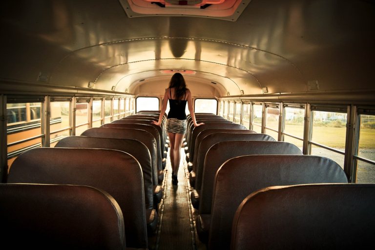 Ce înseamnă când visezi că te afli într-un autobuz gol