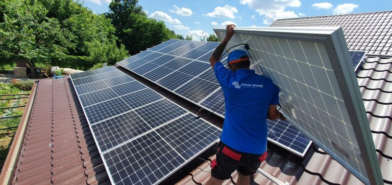 Contor inteligent pentru monitorizarea consumului si productiei de panouri fotovoltaice pe faze