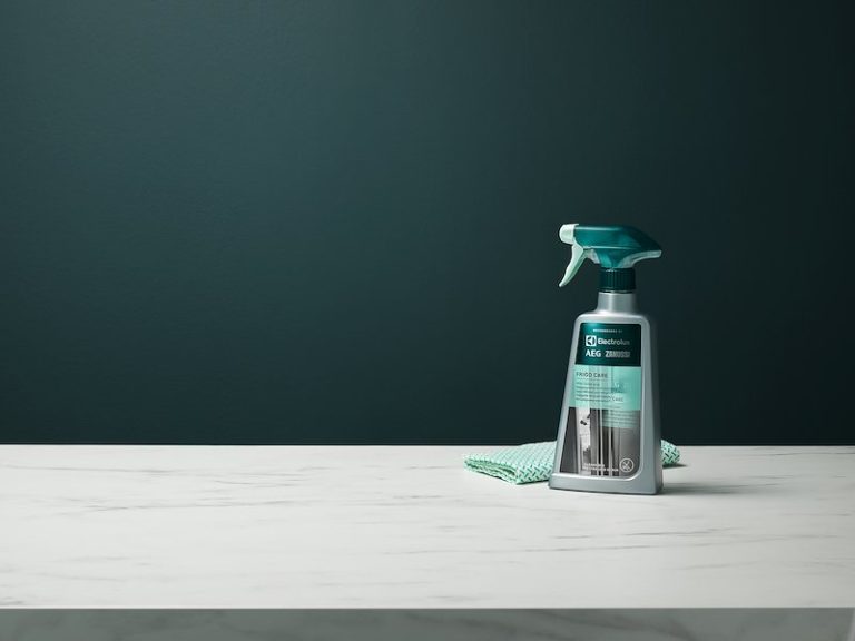 Solutii de curatare pentru suprafete Inox – Curatare fara urme in bucatarii profesionale