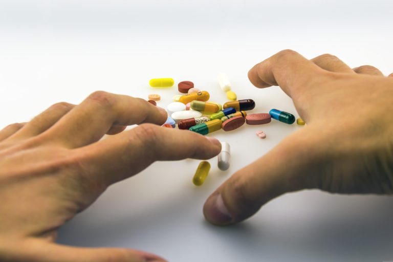 Trusa de medicamente pentru vacanță. Ce produse uzuale merită să ai la îndemână