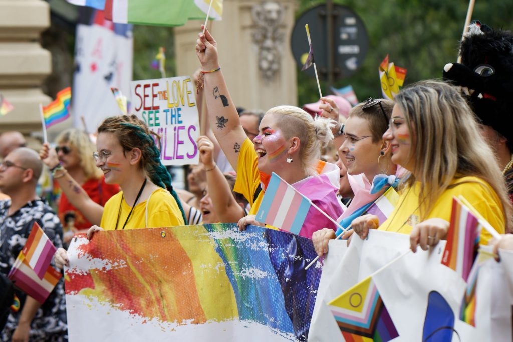 cum reflectă presa locală problemele comunității