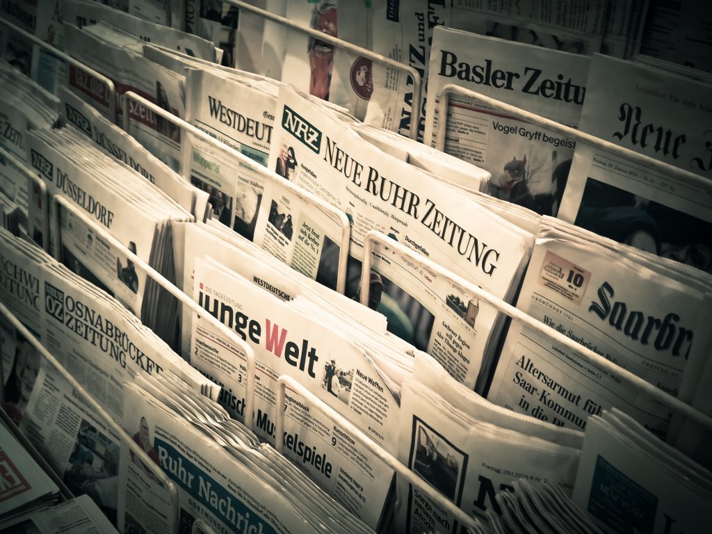 Cum scrii un titlu care atrage clicuri fără să fie clickbait